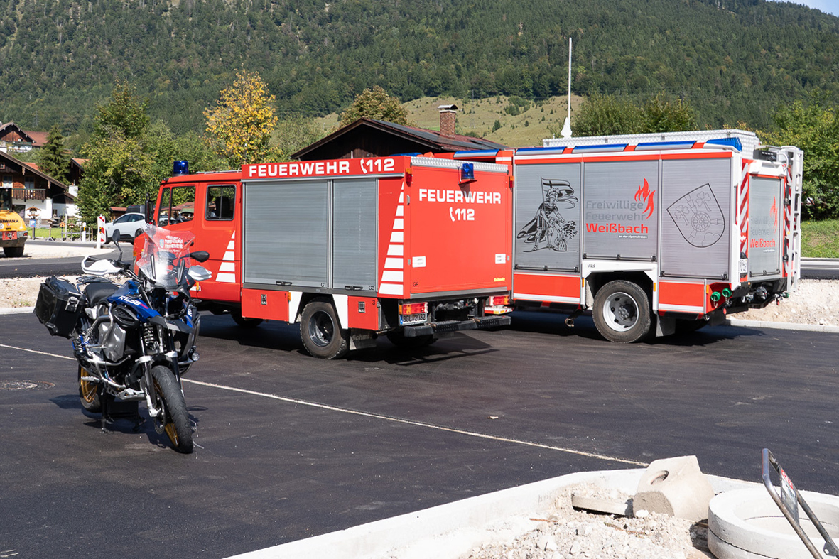 B305 Weißbach/Schneizlreuth – Motorradfahrer kollidiert mit VW Caddy